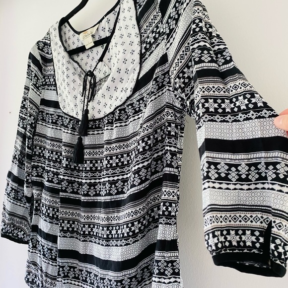 Patterned n’ Tied Top - Picture 2 of 4